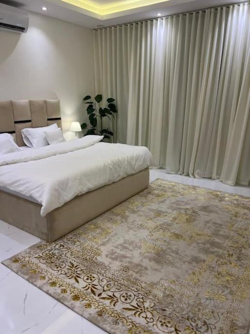 Roommira