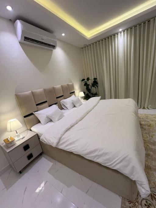 Apartment Roommira